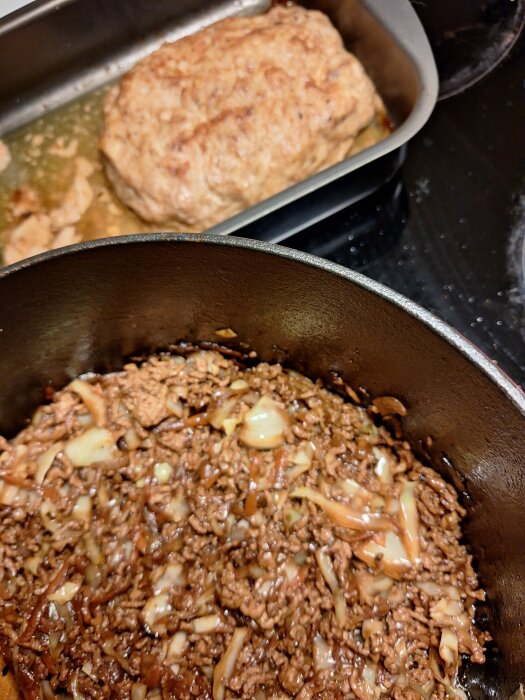 KöttfÀrslimpa i ugnsform och kÄl- och fÀrspanna i en gryta, förbereds för infrysning.