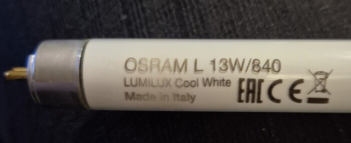 Lysrör av märket Osram L 13W/840 Lumilux Cool White, tillverkat i Italien.