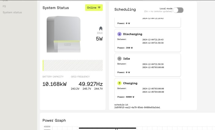 Bilden visar ett gränssnitt för batteristatus och planering, inklusive laddning, urladdning och nätfrekvens, med detaljerad effektinformation.