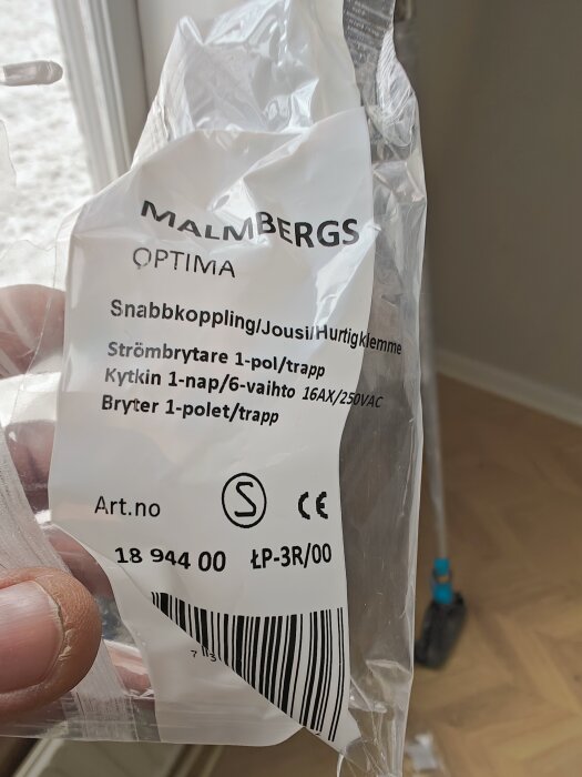 Förpackning för Malmbergs strömbrytare 1-pol/trapp med felaktig märkning.