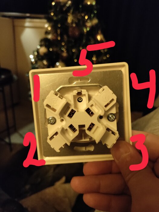 Baksidan av en kontakt med nummer 1 till 5 markerade i rött, kablar ska kopplas till en spis enligt ett foruminlägg.