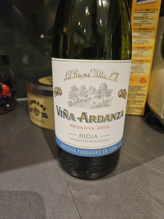 Flaska Rioja Viña Ardanza Reserva 2016 med etikett i närbild på köksbänk.