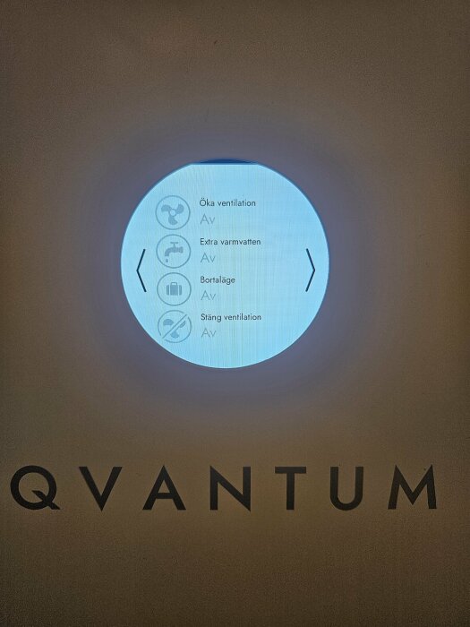 LCD-skärm med menyinställningar för ventilation och varmvatten. "QVANTUM" text synlig under skärmen.