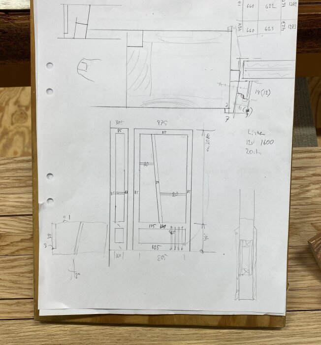 Ritningar av en dörrkarm med måttangivelser, skisser och noteringar på papper som ligger på ett träbord.