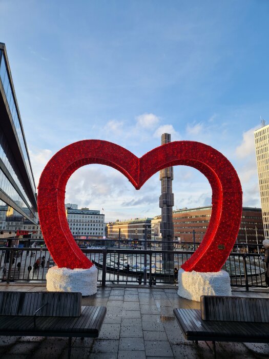 Röda hjärtformade dekorationer vid Sergels torg i Stockholm, med Klarabergsgatan och kulturhuset i bakgrunden.