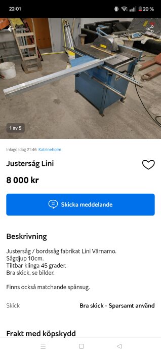 Juster-/bordssåg av märket Lini Värnamo med tiltbar klinga, visas i en verkstadsmiljö.