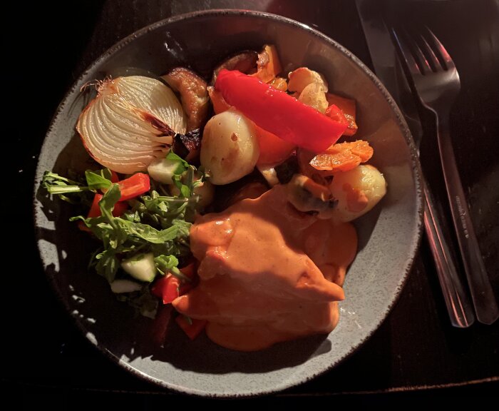 Tallrik med kycklingfilé och Jensen's favoritsås, ugnsstekta grönsaker som lök, aubergine och paprika samt färsk sallad vid sidan.