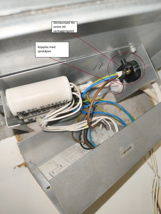 Elektrisk kopplingsbox med stickkontakt och kablar, markerad med etiketter för spiskåpa och ventaggregatets anslutningar.