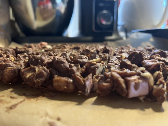 Rocky Road-godis på bakplåtspapper med choklad, nötter, Polly, bilar och minimashmellows, uppskuret i bitar.