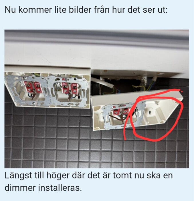 Tom elbox förberedd för dimmerinstallation, markerad med röd cirkel.