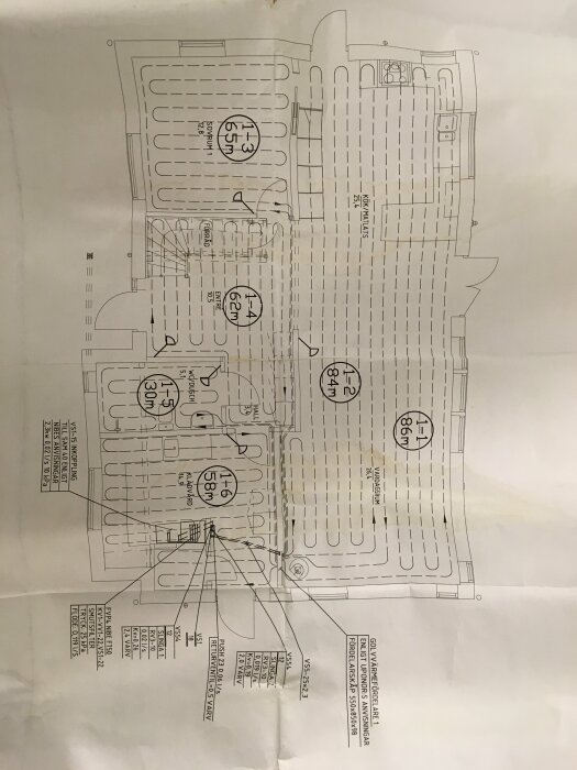 Ritning över golvvärmeslingor i hus med markeringar för olika slingor som 1-3, 1-4 och 1-6, samt detaljerad information om rumsplanlösning.