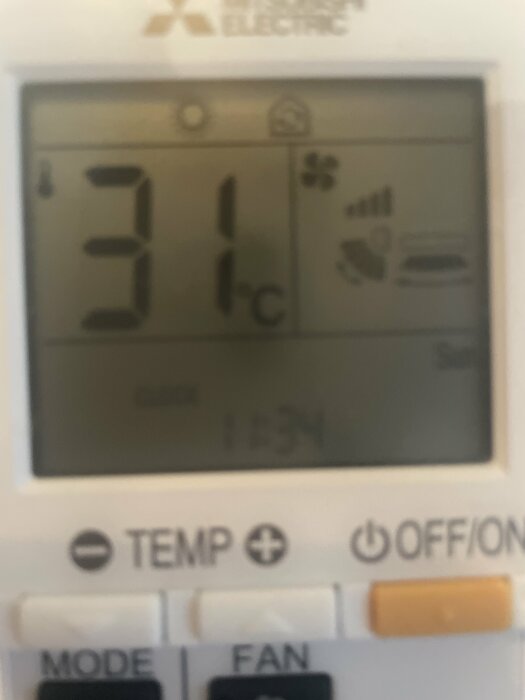Display på fläktens fjärrkontroll visar temperatur 31°C och inställningarna för fläkthastighet och timer.