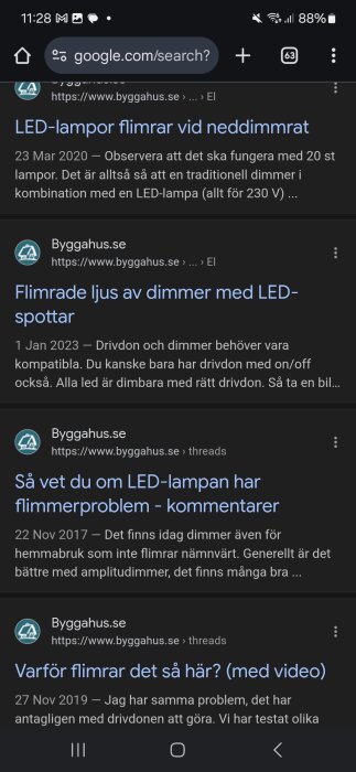 Skärmdump av en Google-sökning på mobilen om flimmerproblem med LED-lampor, visar Byggahus.se forumträffar.