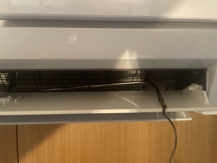 Närbild av ugnstermometer i utloppet på en luftvärmepump.