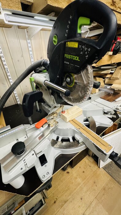 Kap- och geringssåg Festool Kapex 120 med prototyp 7 av snabbspännare monterad, för förbättrad tryckpunkt nära sågsnittet.