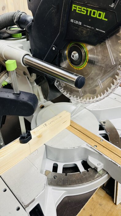 Festool Kapex 120 sågs prototyp 7 med en snabbspännare som håller en träbit nära klingan för förbättrad säkerhet vid sågning.