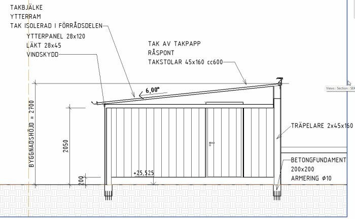 Konstruktionsritning av byggnad med tjärpappstak i 6 graders lutning, detaljer om material och mått inklusive takbalkar och betongfundament.