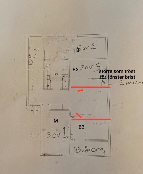 Ritning av lägenhet med tre sovrum, där sovrum 1 och 2 har fönster, men sovrum 3 är större utan fönster. Balkong och kök är också markerade.