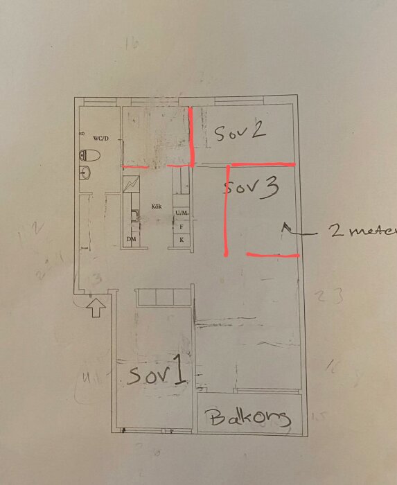 Ritning av lägenhet med markerade förändringar; sovrum vid kök, flyttad ingång till sovrum 2 från vardagsrum, en balkong och tre sovrum med fönster.