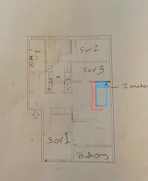 Skiss över lägenhet med tre sovrum. Markeringar vid sovrum 3 visar mått på alkov med två bokhyllor, 2 meter lång och halvmeter öppet mot taket.