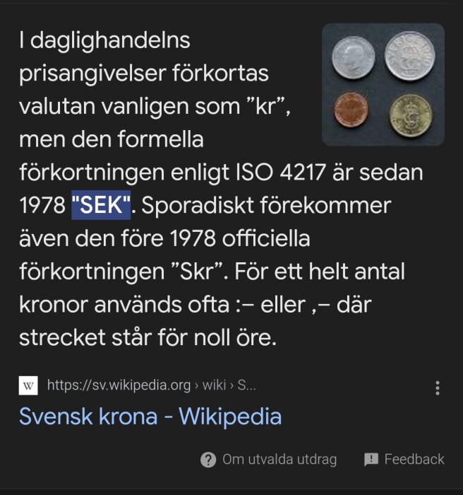 Kombination av svenska mynt: en 5-krona, en 1-krona, en 50-öring och en 10-öring på mörk bakgrund.