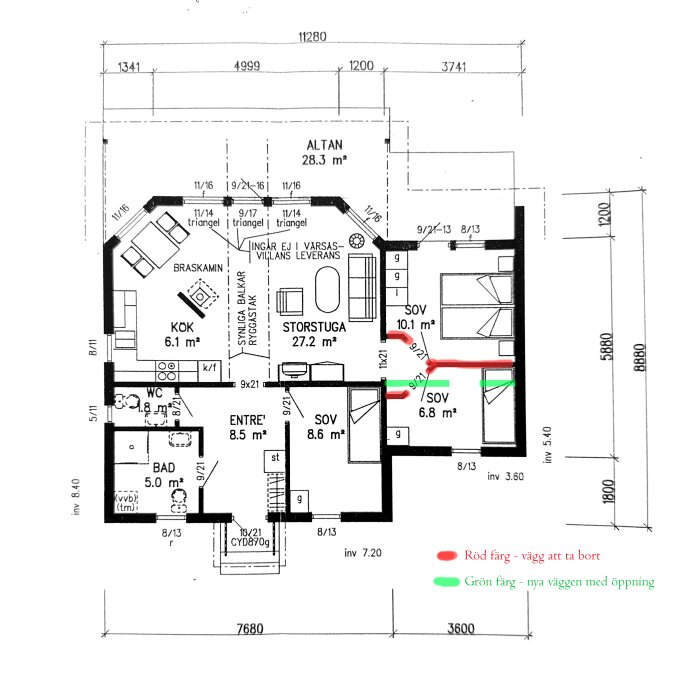 Planskiss av bostad med markerade väggar: röd för vägg att riva och grön för ny vägg med öppning; visar sovrum som ska omvandlas.