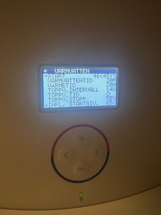 Display på Thermia värmepump som visar varmvatteninställningar, start/stopp-temperaturer och legionellainställning.