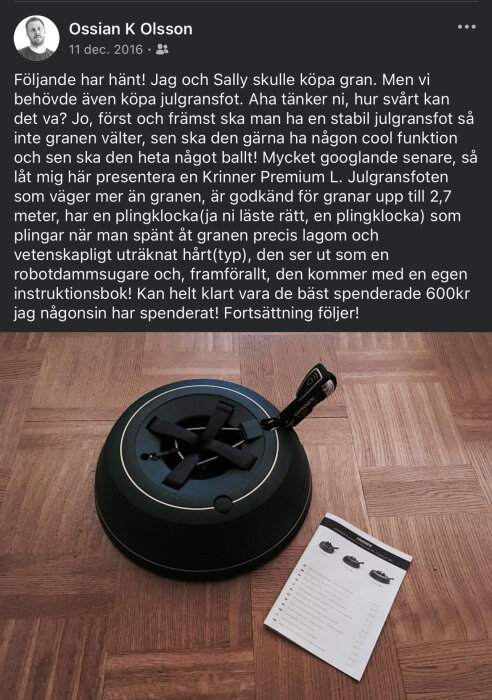 Julgransfot Krinner Premium L på trägolv med instruktionsbok bredvid.