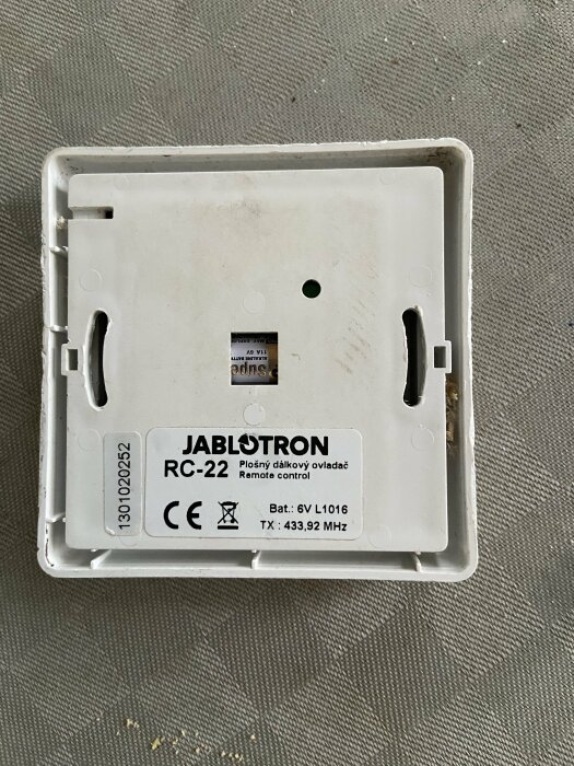 Baksidan av en fjärrkontroll, märkt Jablotron RC-22, med specifikationer för batteri och frekvens.