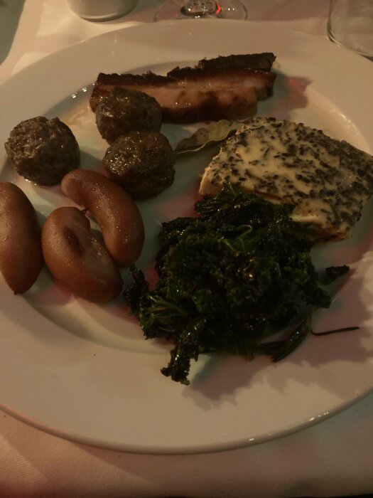 Tiofat med blandad mat: köttbullar, stekfläsk, potatis, lax med kryddor och grönkål.
