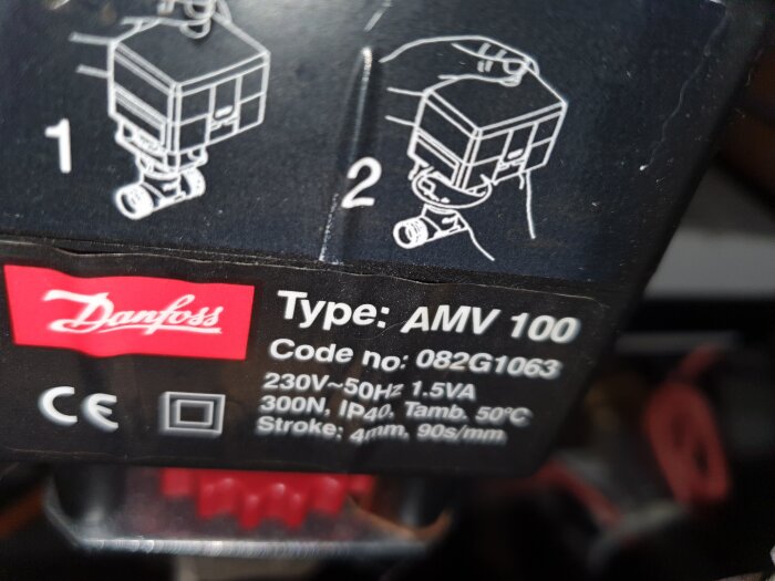 Närbild av en Danfoss AMV 100 ventilaktuator med instruktioner tydligt markerade. Synliga tekniska specifikationer och produktetikett.