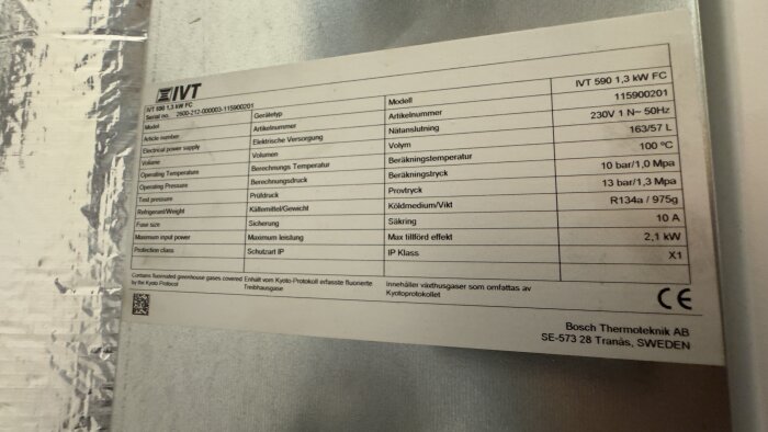 Etikett på en värmepump IVT 590 1,3 kW med tekniska specifikationer, inklusive tryck och kylmedium, från Bosch Thermoteknik AB.