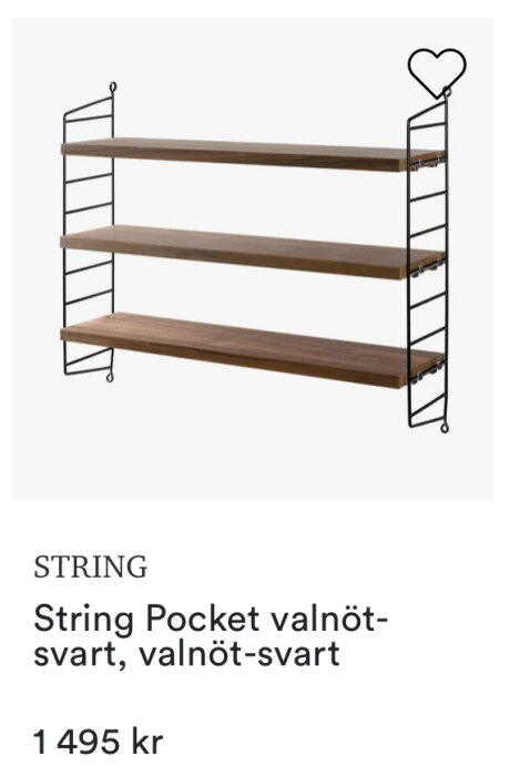 String Pocket-hylla i valnöt och svart med tre hyllplan och metallramar. Pris 1 495 kr.