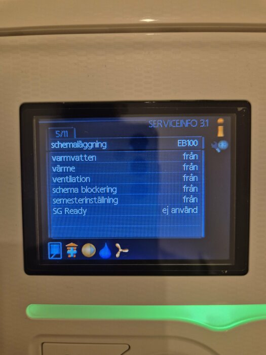 Display med inställningar för värmesystem, inklusive schemaläggning, varmvatten, värme och ventilation i ett modernt välisolerat hus.