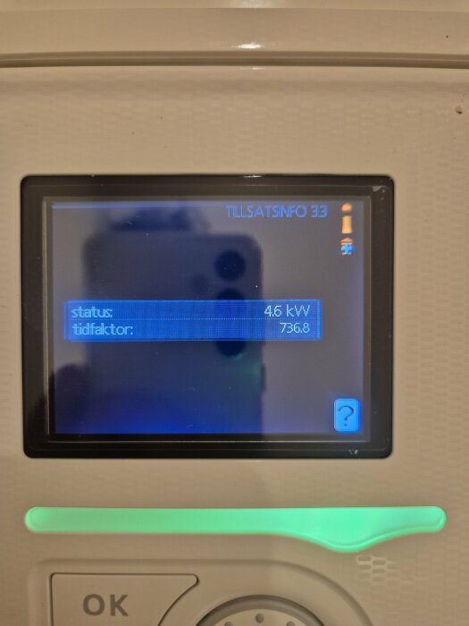 Närbild på en digital display som visar energiförbrukning vid 4,6 kW och en tidsfaktor på 736,8.