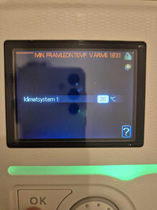 Display på ett klimatsystem med framledningstemperatur 19.3 grader Celsius och inställt på 20 grader Celsius, visar modern husuppvärmning.