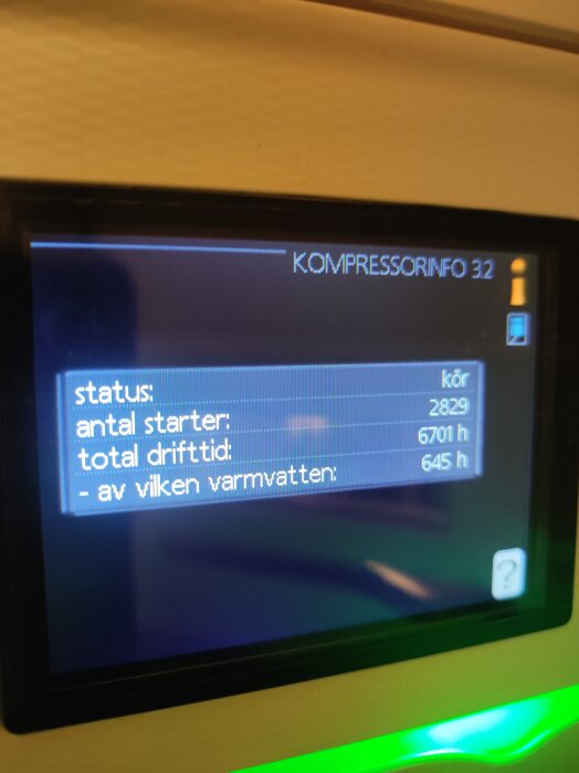 Närbild på en display som visar kompressorens status: antal starter 2829, total drifttid 6701 timmar, varmvattentid 645 timmar.