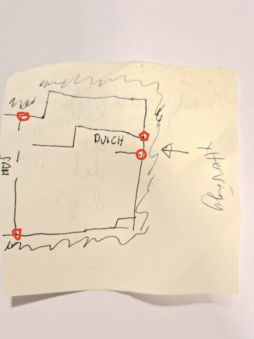 Handritad planritning med duschområde markerat och flera rödmarkerade platser som indikerar potentiella otätheter i innerväggarna.