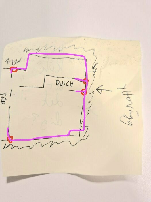 Skiss på ett rum med dusch, handskrivna anteckningar och ett rosa streck runt skissen, diskussion om överlappande väggar i gammalt hus.