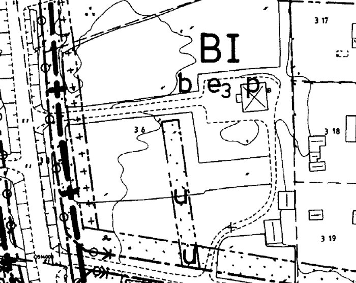 Karta över tomtplanering med vägar, byggnader och naturmarker. Text och symboler markerar olika områden.