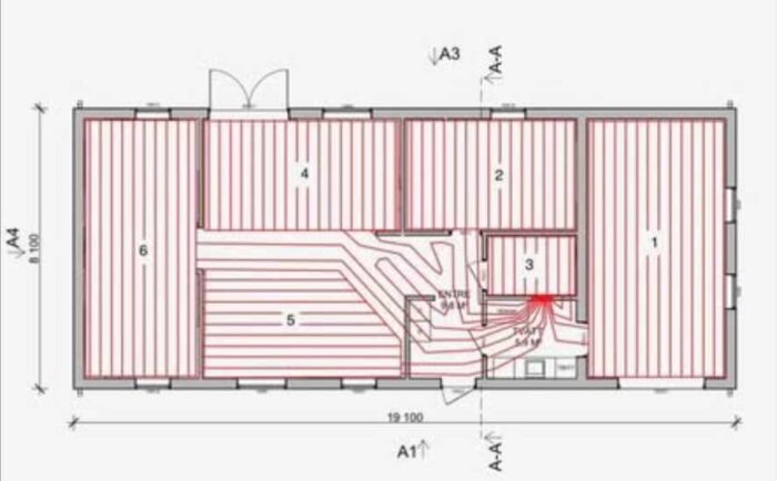 Ritning av ett litet hus med sex rum, inklusive garage till höger.