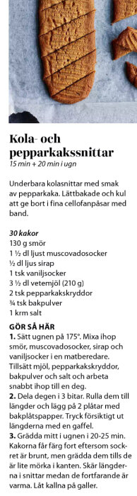 Närbild av kola- och pepparkakssnittar upplagda på bakplåtspapper, skurna i sneda bitar med text om receptets ingredienser och instruktioner.
