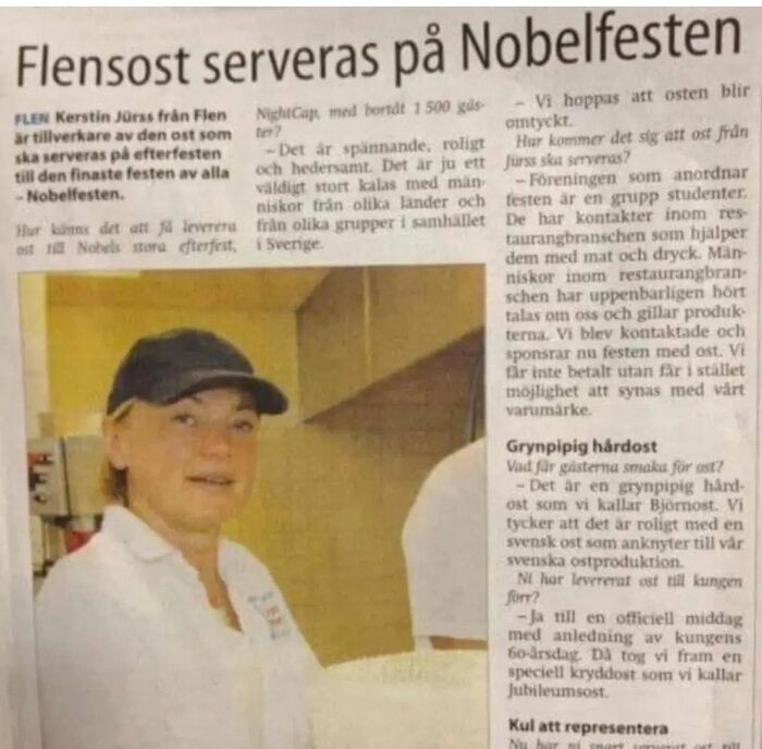 Tidningsartikel om Flenost som serveras på Nobelfesten, med bild på en person i vit tröja och keps, stående i ett kök.