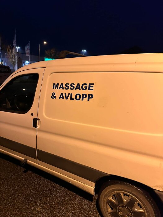 Vit skåpbil i mörker med texten "MASSAGE & AVLOPP" på sidan.