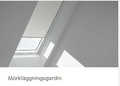 Vit mörkläggningsgardin monterad i ett Velux takfönster, elektriskt styrd, passar pivåhängda fönster med bredd 94 cm och höjd 118 cm.