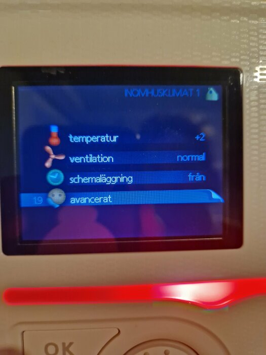 Display av inställningar för inomhusklimat på en värmepump, med alternativ för temperatur, ventilation och schemaläggning.