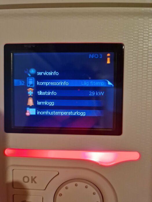 Display på värmepump visar "serviceinfo", "kompressorinfo", låg frånluftstemp, "tillsatsinfo" 2.9 kW; har rött ljusindikator och knappar.