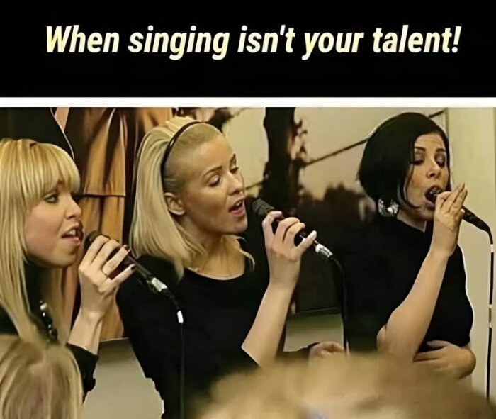 Tre personer står och sjunger i mikrofoner, med en bildtext ovanför som säger "When singing isn't your talent!".