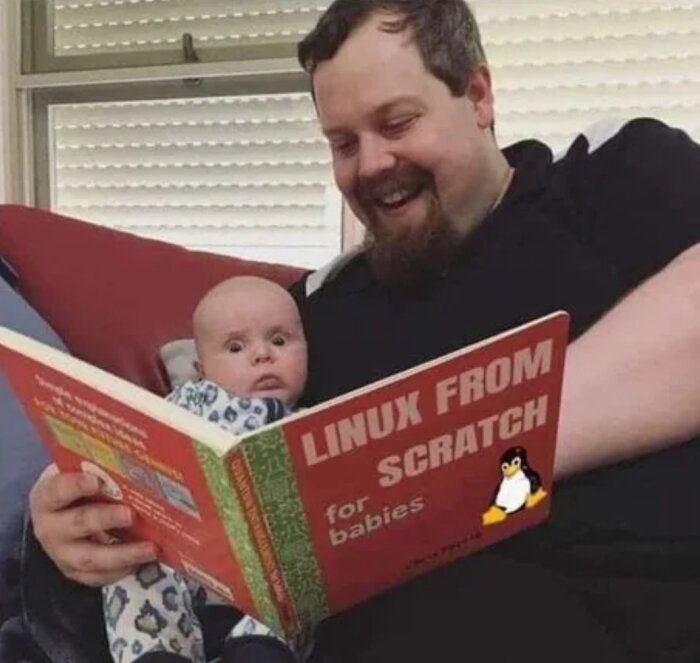 Man läser en bok med titeln "Linux From Scratch for Babies" för en förvånad bebis.