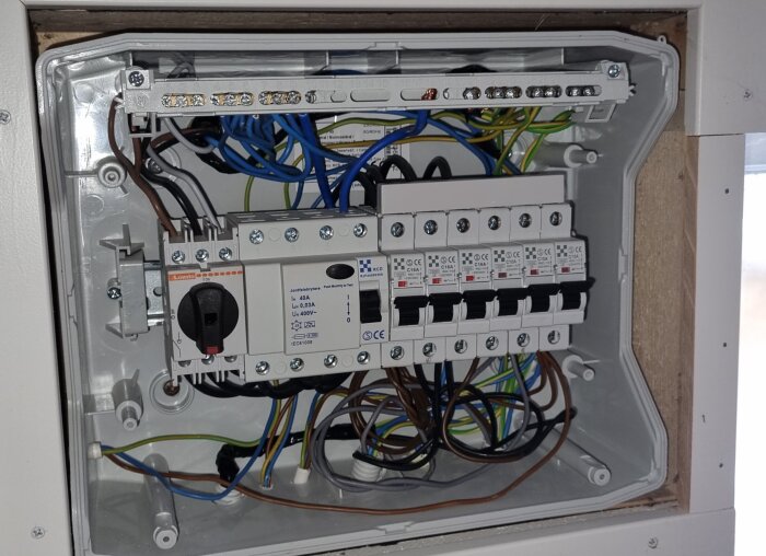 Elcentral med kopplingsschema där ledningar och säkringar syns tydligt. JFB (jordfelsbrytare) och strömställare är installerade.